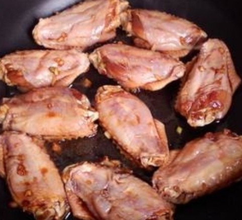 咸蛋黄鸡翅,将腌制好的鸡翅，下锅煎