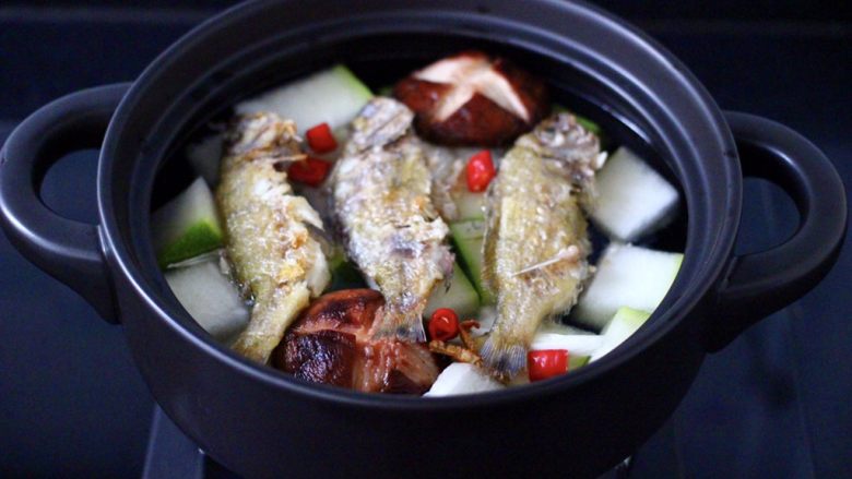 海浮鱼冬瓜冻豆腐煲,上面放入姜好的海浮鱼。