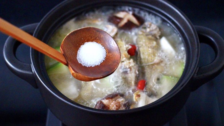 海浮鱼冬瓜冻豆腐煲,根据个人口味，加入适量的盐调味。