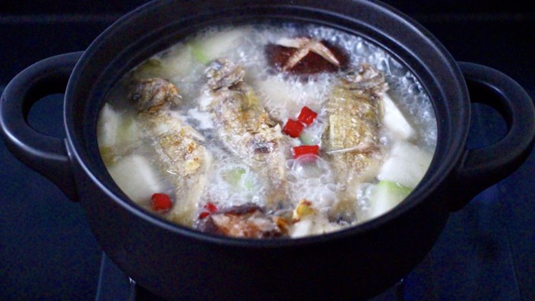 海浮鱼冬瓜冻豆腐煲,看见砂锅中的汤汁慢慢变白，变得越来越浓稠的时候。