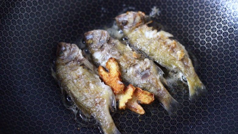 海浮鱼冬瓜冻豆腐煲,两面煎至金黄色即可盛出。
