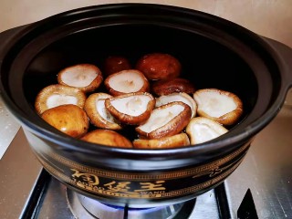 比肉还好吃的素鲍鱼,砂锅水开，把香菇放下去烫软。