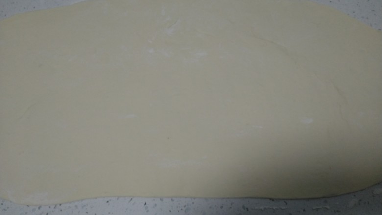 葱油长龙和葱油千层饼,取一份擀成长方形薄片。