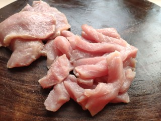 一颗有“内涵”的莲藕丸子,猪肉切成肉条。