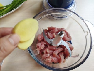 一颗有“内涵”的莲藕丸子,将切好的肉条藕块以及葱姜一起放入绞肉机。