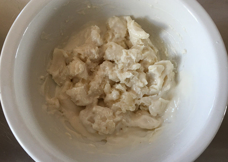 莲蓉蜜豆冰皮月饼,锅中倒入适量的水，隔水蒸制20分钟。