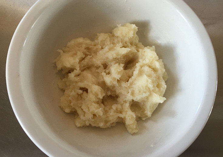 莲蓉蜜豆冰皮月饼,蒸好后取出，搅拌使之降温。
