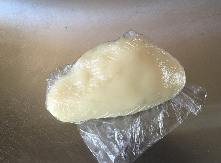 莲蓉蜜豆冰皮月饼,晾至不烫手的时候，装入保鲜袋将其揉匀备用。