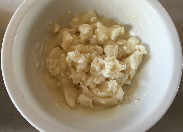 莲蓉蜜豆冰皮月饼,蒸制的过程中，将其进行搅拌，小心烫手。