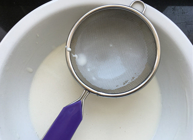 莲蓉蜜豆冰皮月饼,将搅拌好的面糊进行过筛。