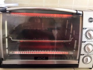 自制海苔片,把烤架放入预热好的烤箱里，上下火200W烤8分钟