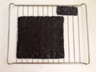 自制海苔片,把做好的夹心海苔放在烤架上面