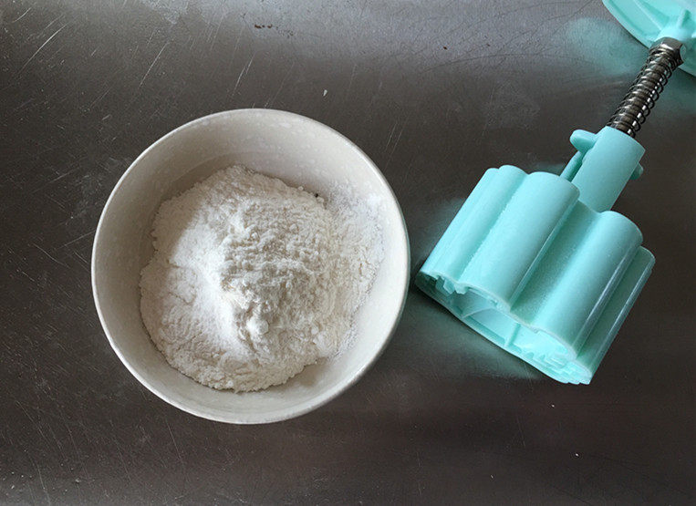 莲蓉蜜豆冰皮月饼,准备好手粉和模具。