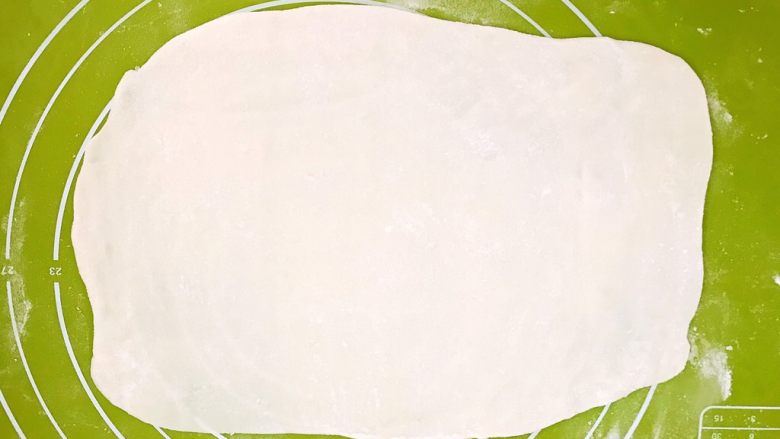 腐乳葱香饼,取一个面团，擀成薄薄的长方形面皮