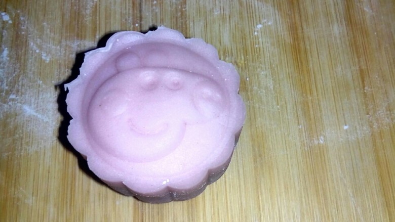 小猪佩奇冰皮月饼,脱模的小猪佩奇冰皮月饼。