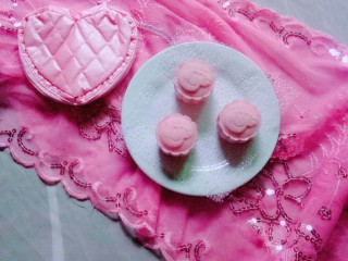 小猪佩奇冰皮月饼,粉色系小猪佩奇冰皮月饼。