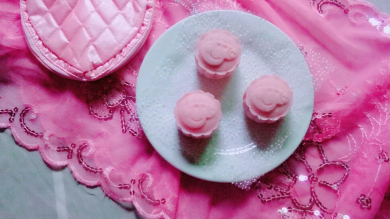 小猪佩奇冰皮月饼,粉色系小猪佩奇冰皮月饼。