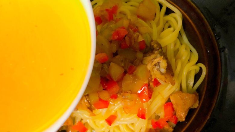武汉热干面,先将炒好的蔬菜肉碎淋在面上再倒入少量熬制的汤汁。