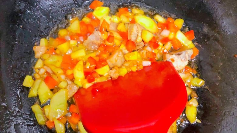 武汉热干面,把切好的洋葱，甜椒，黄瓜，仔姜碎和切好的肉一起入锅炒熟，只需要放入2滴酱油调味即可出锅。