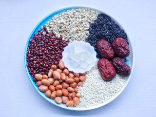 奶香红豆薏米杂粮粥,准备好所有食材。