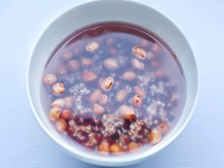 奶香红豆薏米杂粮粥,所有豆豆和花生提前一晚洗净泡好。