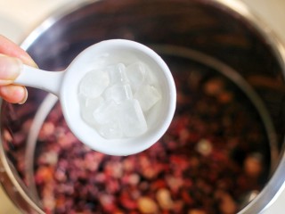奶香红豆薏米杂粮粥,加入冰糖。