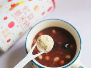 奶香红豆薏米杂粮粥,出锅放温加两勺薏米粉。