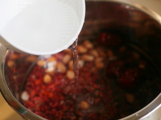 奶香红豆薏米杂粮粥,加入四碗水。开启煲粥模式。