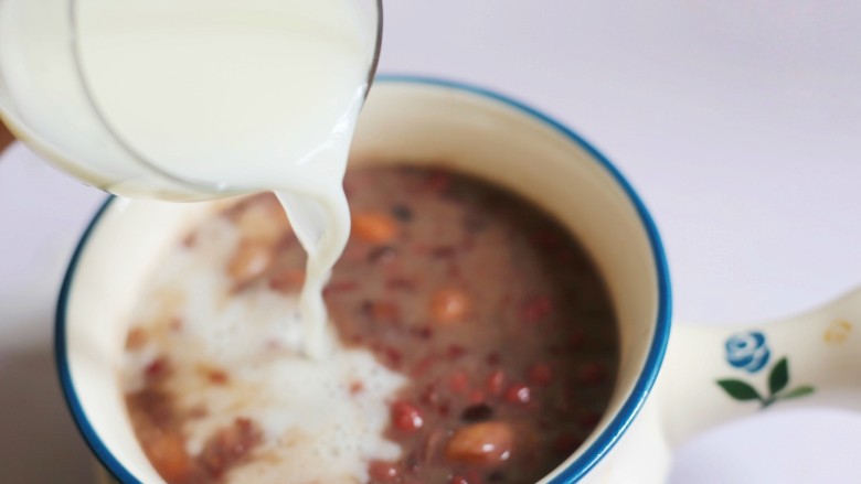 奶香红豆薏米杂粮粥,倒入粥中搅拌均匀。