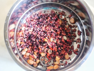 奶香红豆薏米杂粮粥,倒入锅中。