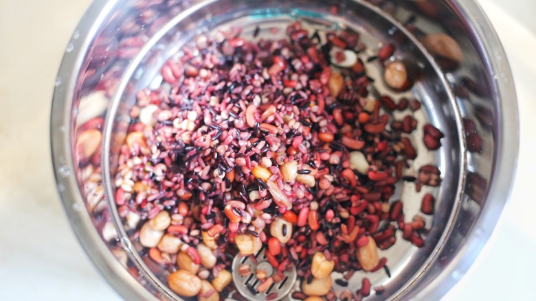 奶香红豆薏米杂粮粥,倒入锅中。