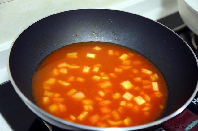 番茄豆腐汤,往锅中倒入一大碗清水，把豆腐放入锅中煮开；