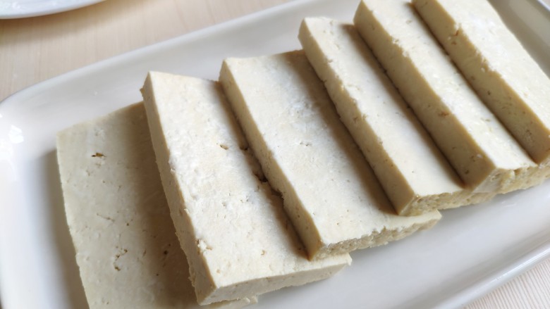铁板豆腐,淀粉不用太多，每块豆腐表面薄薄一层就可以。