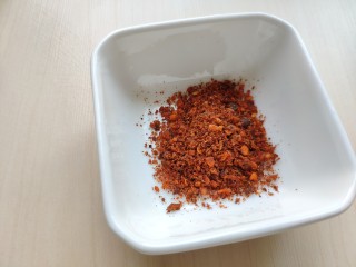 铁板豆腐,另取一小碗再混合一个干料粉。按喜好加入适量辣椒粉。