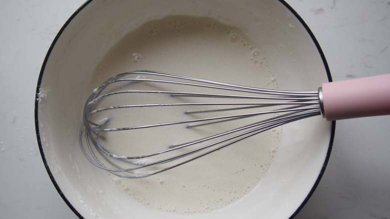 豆沙藜麦冰皮月饼,将粉类倒入大碗中，加入液体搅拌均匀。