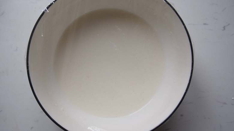 豆沙藜麦冰皮月饼,将粉浆包上保鲜膜静置半小时后，放入蒸锅蒸半小时至熟透。