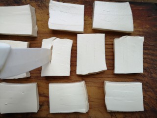 铁板豆腐,在切好的豆腐片上再划两道（方便入味），不要划断。