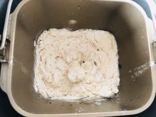 不加盐不加糖的奶香馒头，宝宝都爱吃,如果没有面包机的话，放在一个干净容器里手工揉面，一般15-20分钟就可以了。