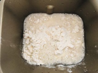 不加盐不加糖的奶香馒头，宝宝都爱吃,材料全部放入面包机启动揉面程序。