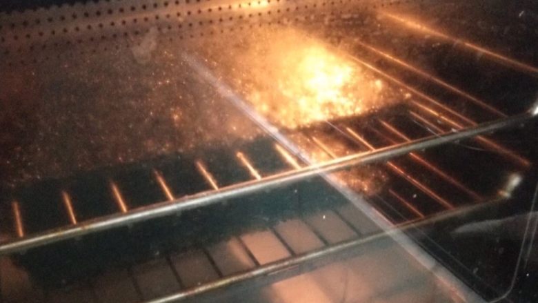 自制海苔片,放入预热烤箱上下火120度，烤15分钟，不需用烤盘直接放到烤网上即可。