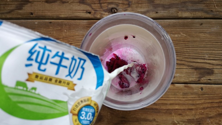 火龙果椰蓉奶冻,取1/4火龙果肉加入榨汁杯，加入1袋<a style='color:red;display:inline-block;' href='/shicai/ 13431'>纯牛奶</a>，打成火龙果牛奶。