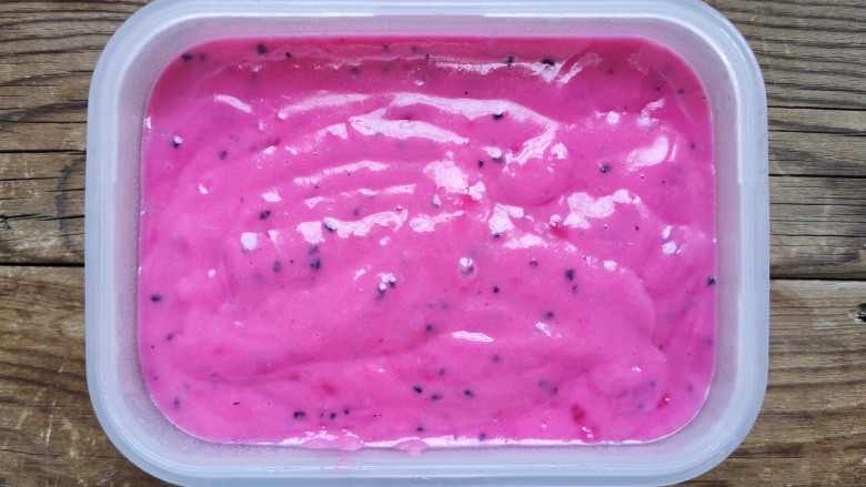 火龙果椰蓉奶冻,将搅拌挂旗的火龙果牛奶倒入盒中，冷却后，扣盖放入冰箱冷藏室，冷藏2-3小时以上。