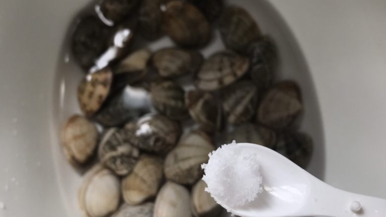 蛤蜊丝瓜汤,加入适量的盐进行浸泡吐沙。