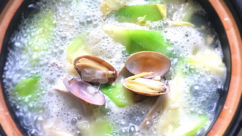 蛤蜊丝瓜汤,最后加入适量的盐即可享用啦。