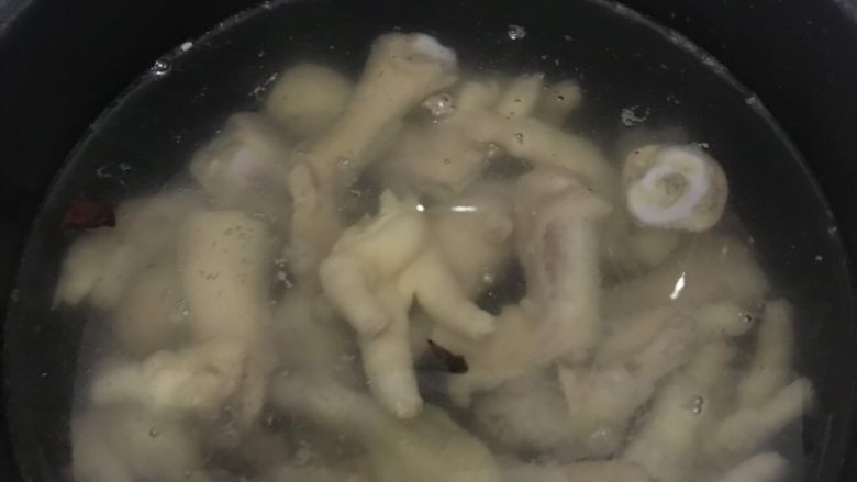 酸辣泡椒鸡爪,捞起后倒入冰水里冰镇，这样做使鸡爪脆爽。