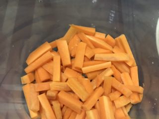 酸辣泡椒鸡爪,拿一个腌制用的碗，放入红萝卜块垫底。