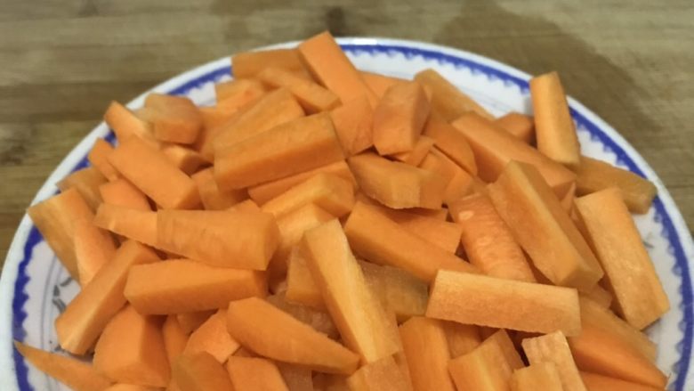 酸辣泡椒鸡爪,把萝卜削皮切小块备用。
