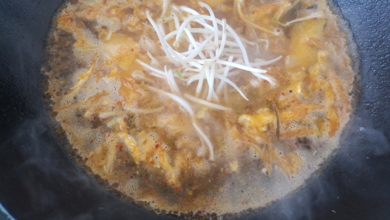 韩式泡菜汤,水烧开后加豆芽，继续煮