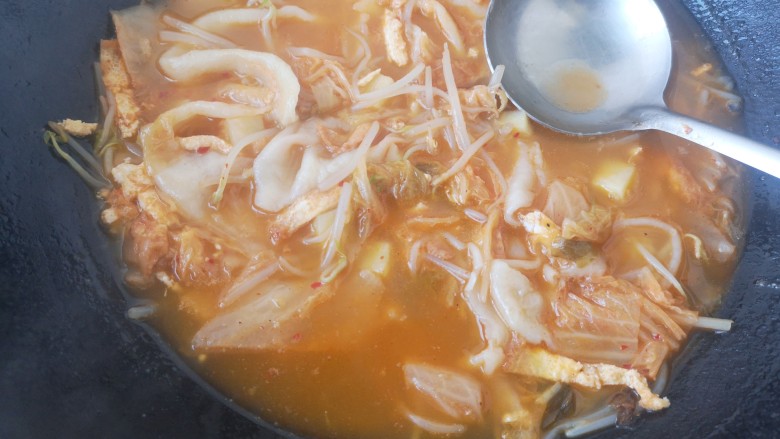 韩式泡菜汤,此时可以尝一下汤的咸度，根据口味加一些盐。面片熟了就可以出锅啦
