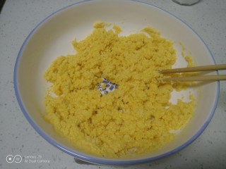 玉米面发糕,加入开水搅拌均匀。